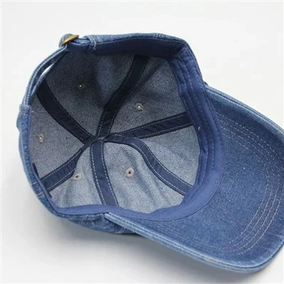 Topi baseball denim yang dibasuh